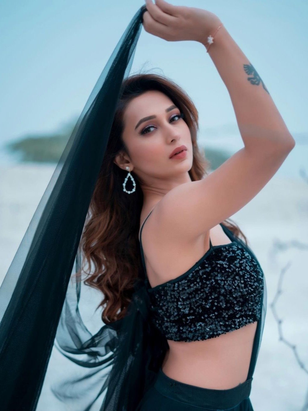 সিক্যুইন ড্রেসে ফ্যাশনিস্তা মিমি! দেখুন নায়িকার স্টাইল স্টেটমেন্ট