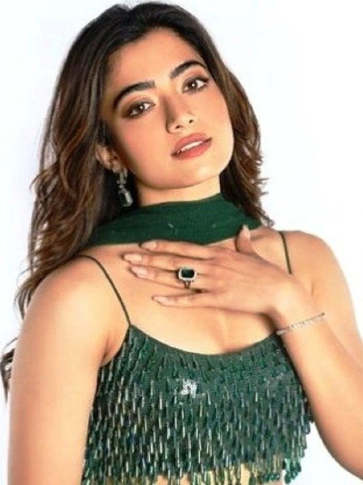 एथनिक ड्रेस में भी ग्लैमरस, देखें पुष्पा एक्ट्रेस की फिटनेस