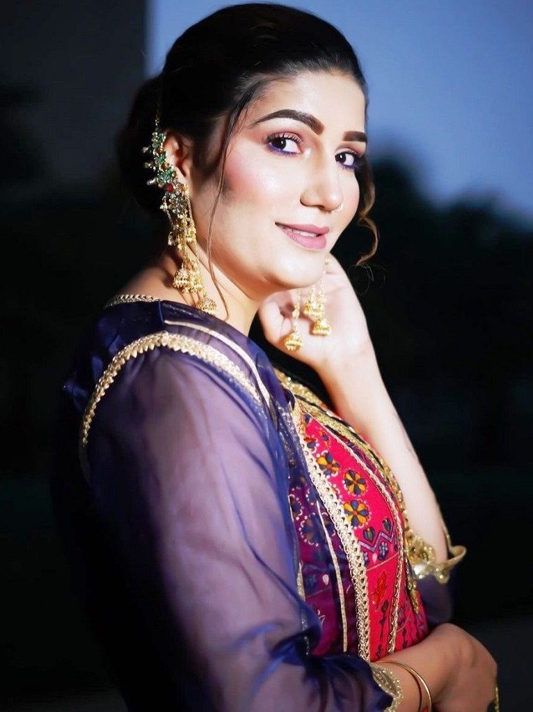 सपना ने शीशे के सामने खड़े होकर लगाए ठुमके