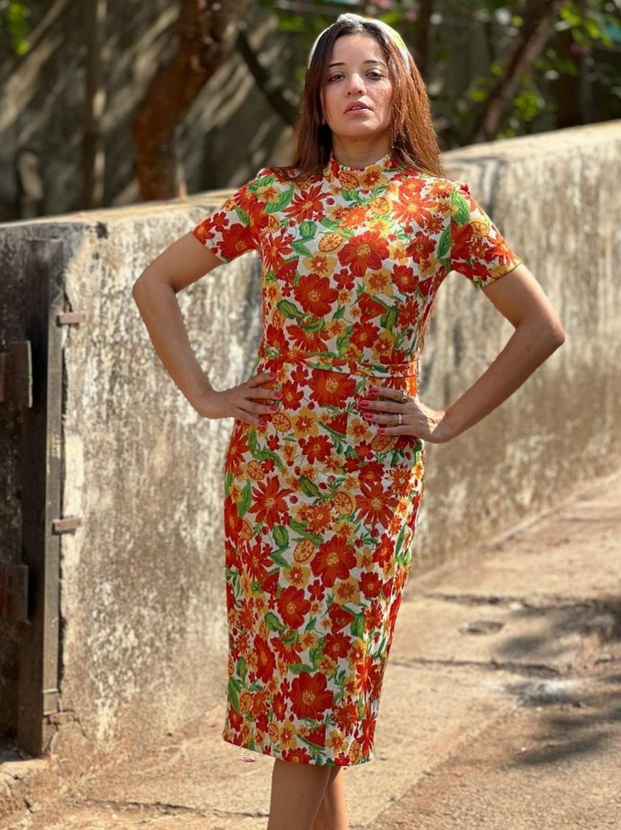 फ्लोरल प्रिंट ड्रेस में मोनालिसा का नो मेकअप लुक 