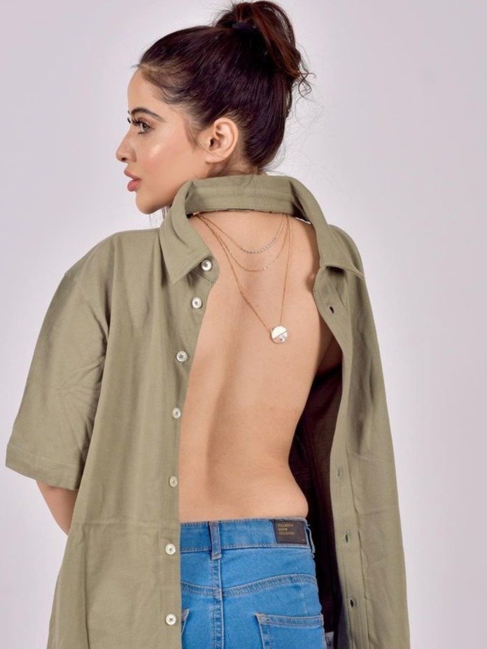 उर्फी ने की हद, शर्ट के बटन खोलकर फ्लॉन्ट की पीठ