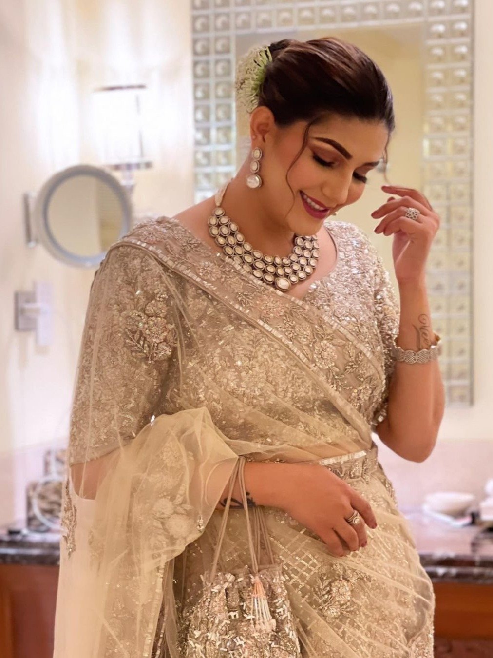 सपना ने 'हिचकी' गाने पर स्टेज पर मचाया धमाल 