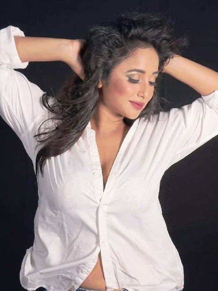 व्हाइट ड्रेस में रानी चटर्जी का सादगी भरा अंदाज