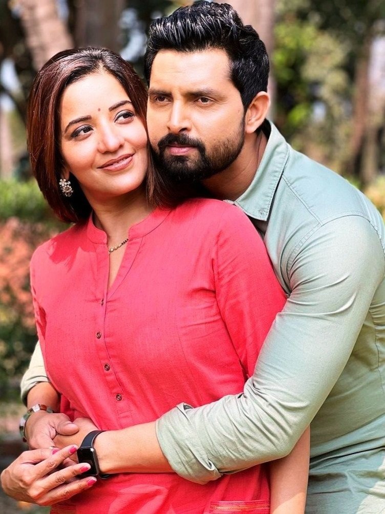 पति की बांहों में मोनालिसा, देखें रोमांटिक तस्वीरें