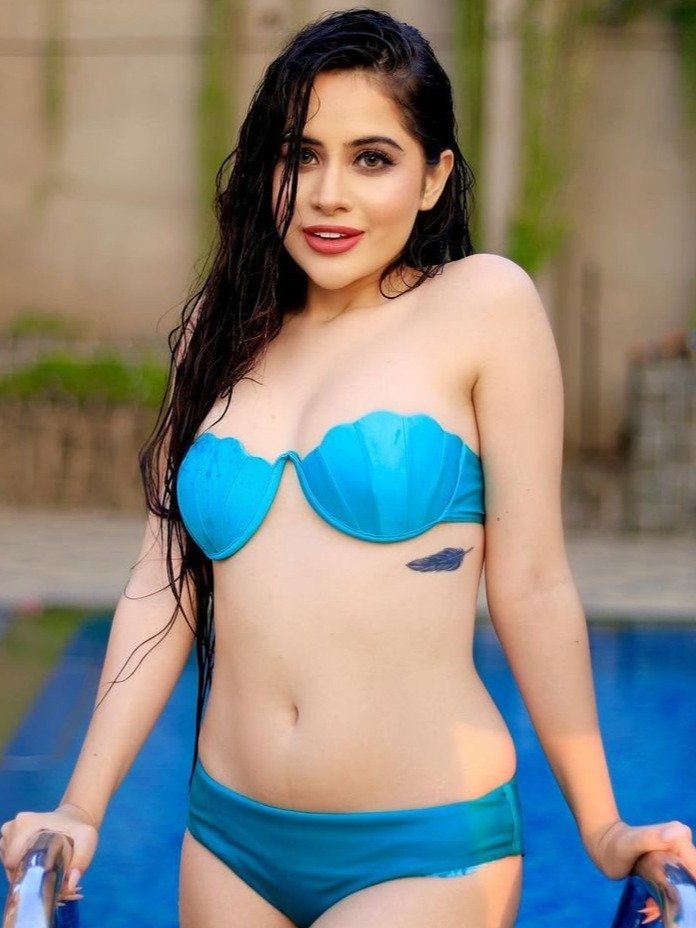 ब्लू बिकिनी पहन पूल में उतरीं उर्फी जावेद 