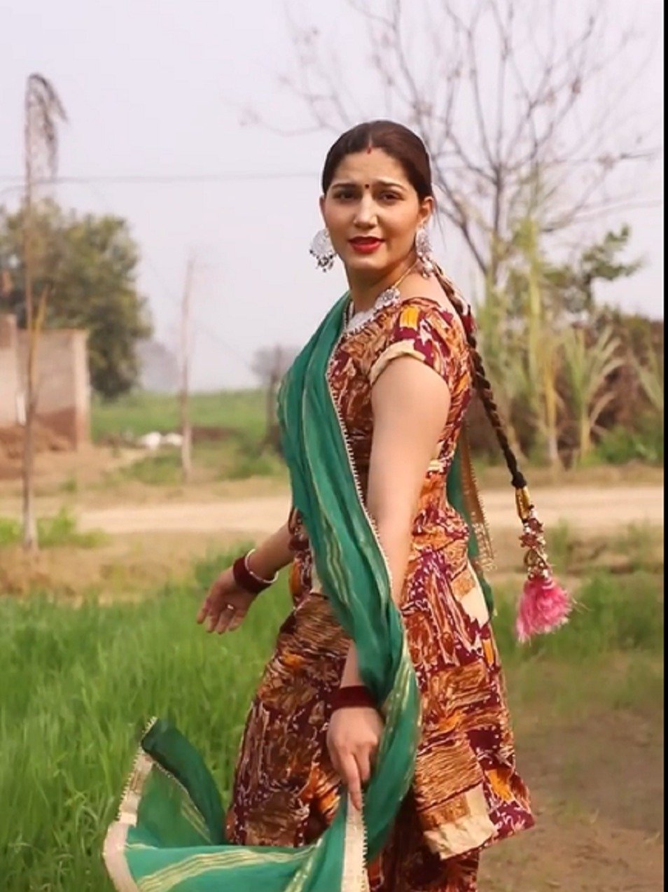 सपना चौधरी ने खेत में दुपट्टा लहराकर किया डांस