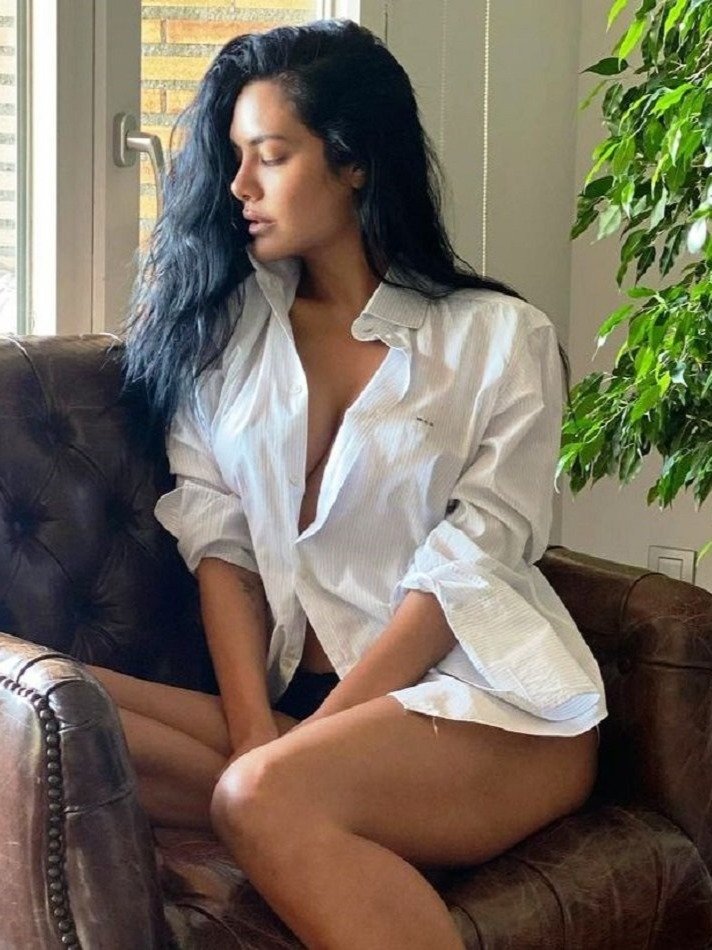 ईशा गुप्ता के किलर लुक्स से नहीं हटा पाएंगे नजरें!