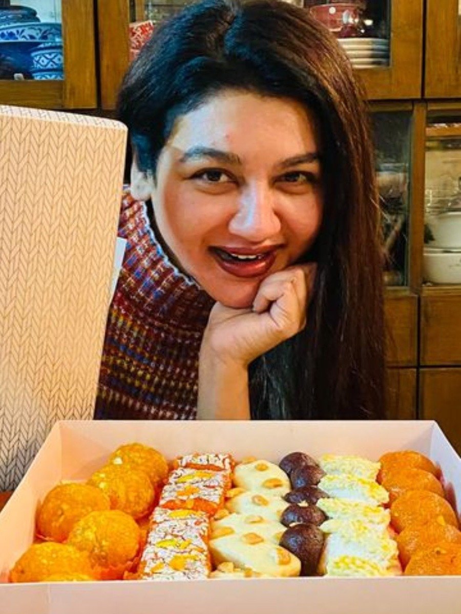  ডায়েট ভুলে মিষ্টি খাচ্ছেন জয়া!