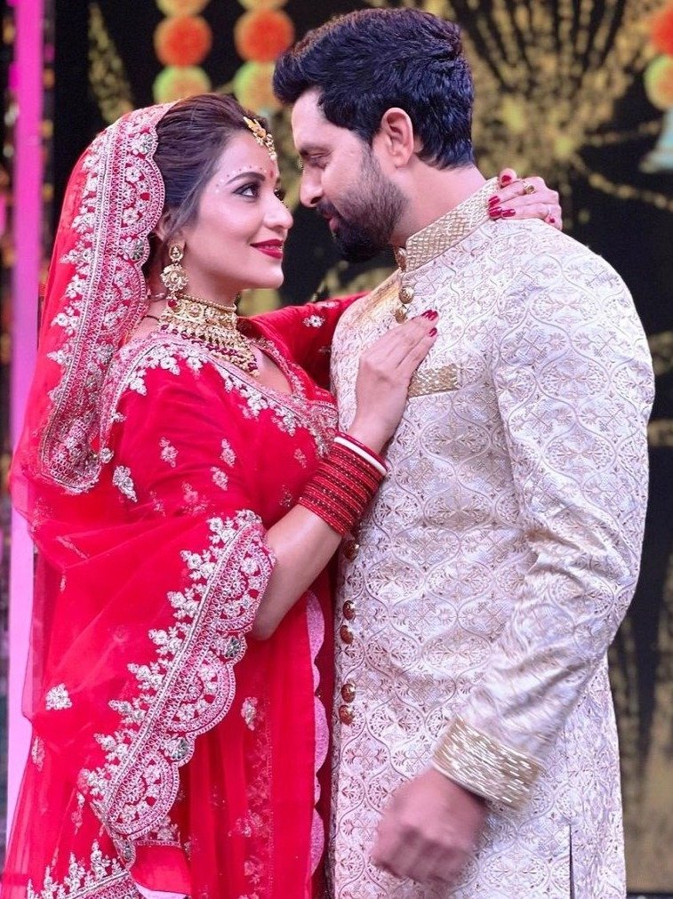 पति संग ब्राइडल गेटअप में नजर आईं मोनालिसा 