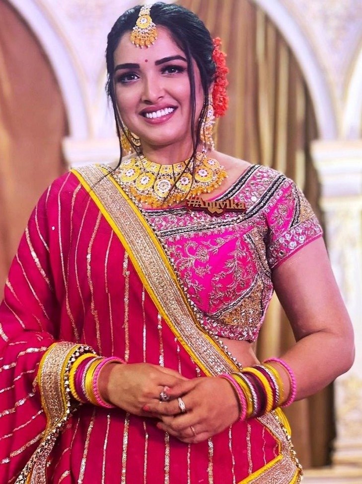 पार्क में 'कच्चा बादाम' पर नाचीं निरहुआ की एक्ट्रेस