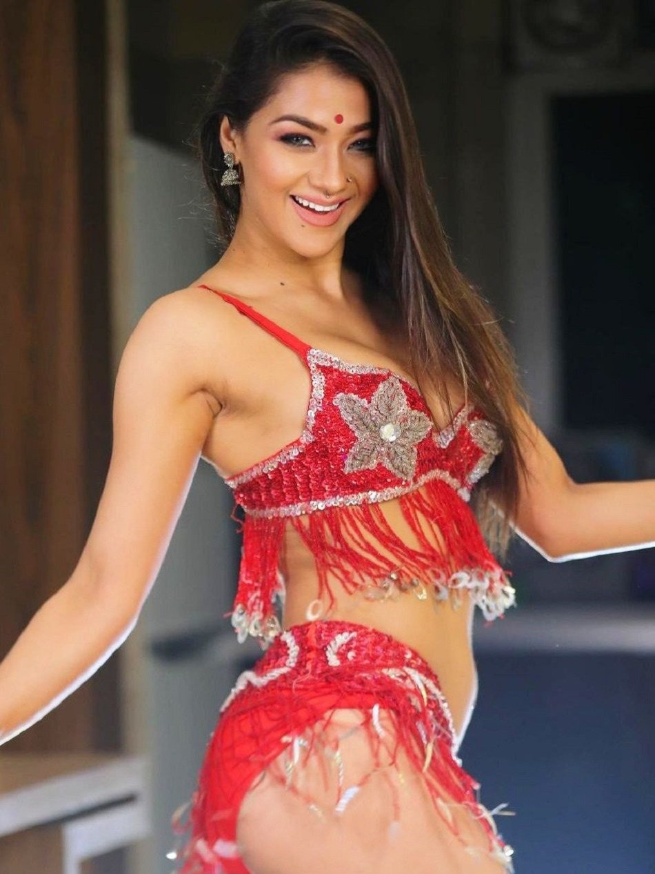 नम्रता मल्ला का बेली डांस देख मचल गए फैन्स! 