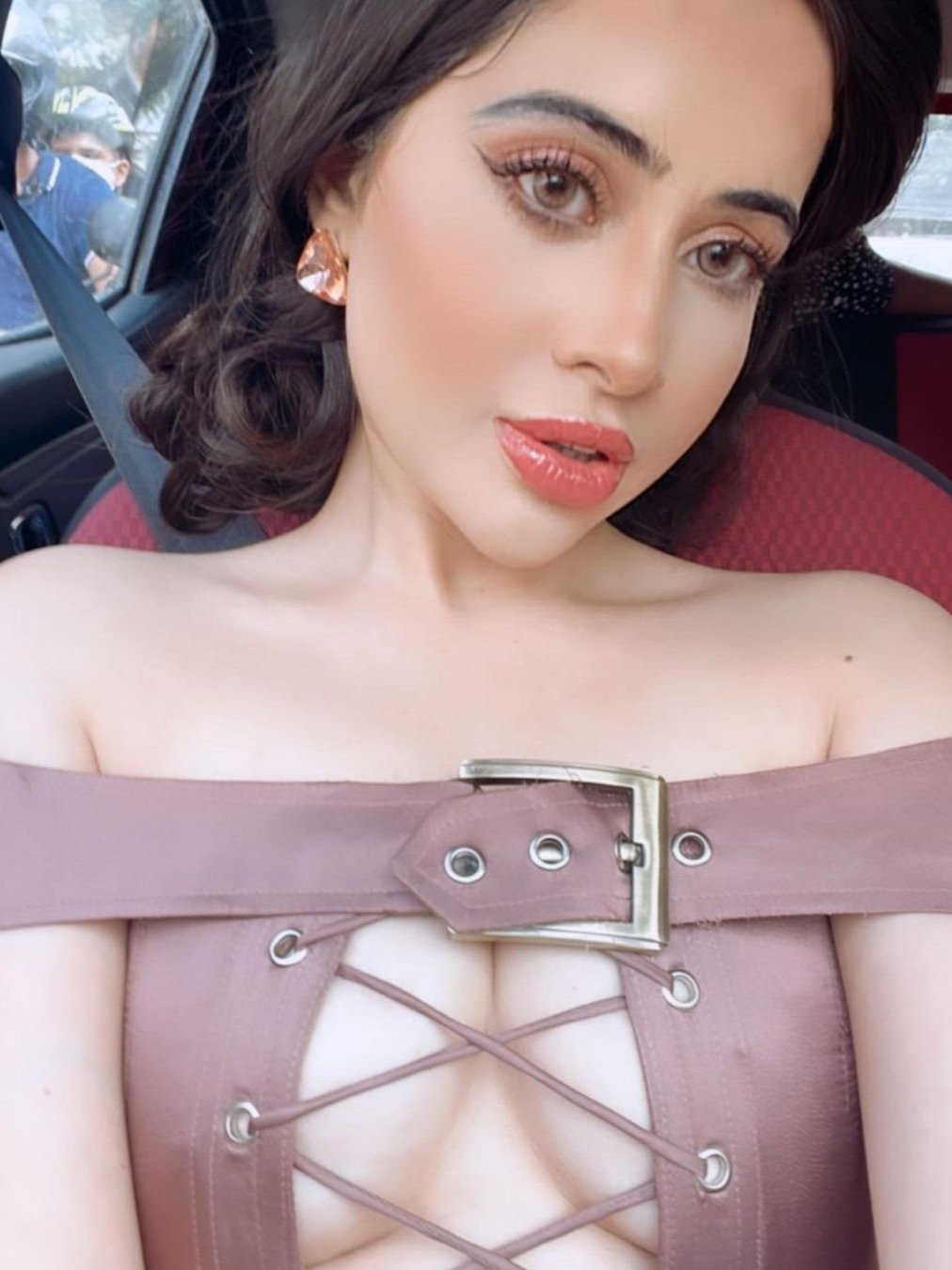 'ब्रा क्यों नहीं पहनती?' उर्फी जावेद ड्रेस पर फिर ट्रोल 