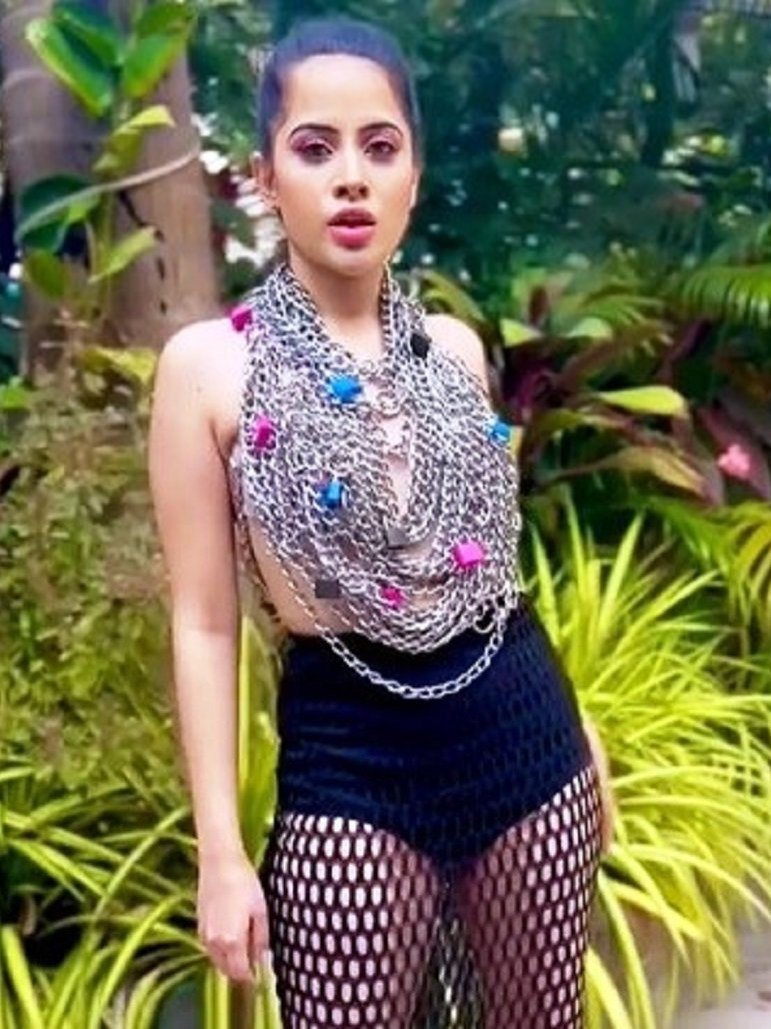 बिना टॉप गले में जंजीर पहन सड़क पर निकलीं उर्फी