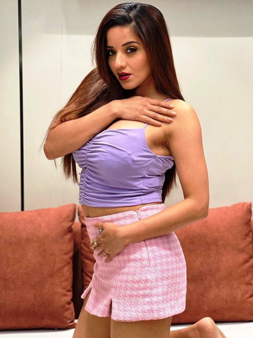 मिनी स्कर्ट पहन मोनालिसा ने दिए किलर पोज