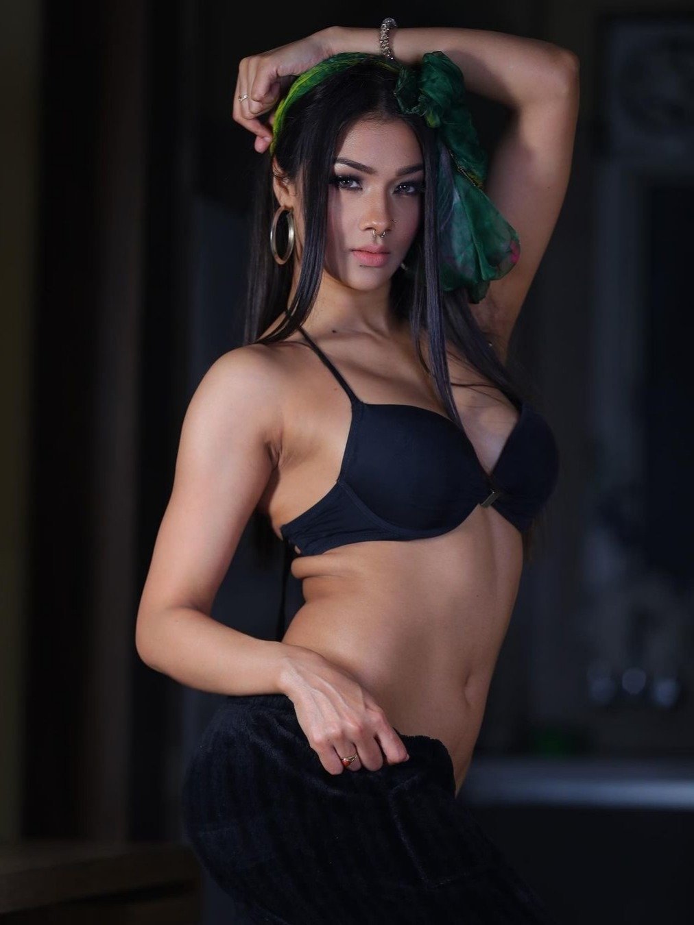 नम्रता मल्ला ने बिकिनी में समंदर किनारे लगाए ठुमके