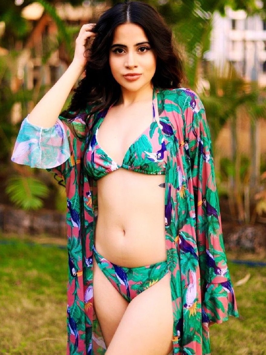 उर्फी ने बिकिनी पहन पार्क में किया किलर डांस