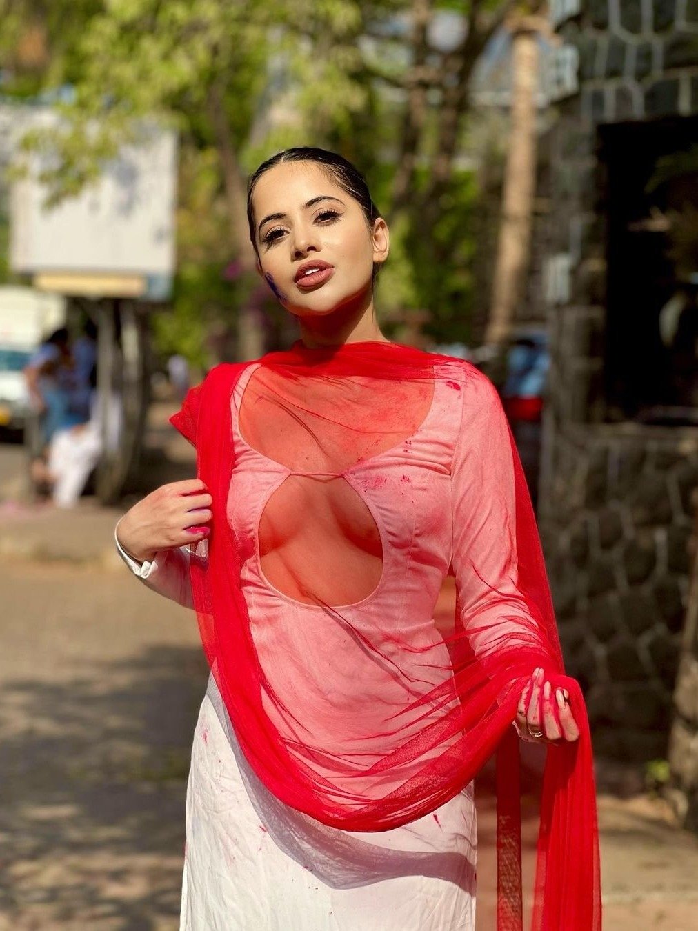 जब फ्रंट ओपन सूट में होली खेलने निकलीं उर्फी