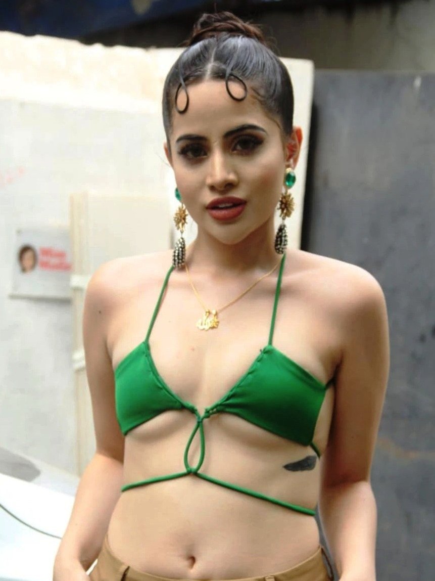 ग्रीन स्ट्रिंग ब्रा में उर्फी, ट्रोल बोले- पोछे का कपड़ा! 