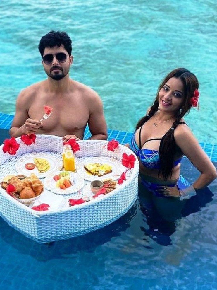 मोनालिसा के रोमांटिक स्टाइल ने लूटा फैन्स का दिल