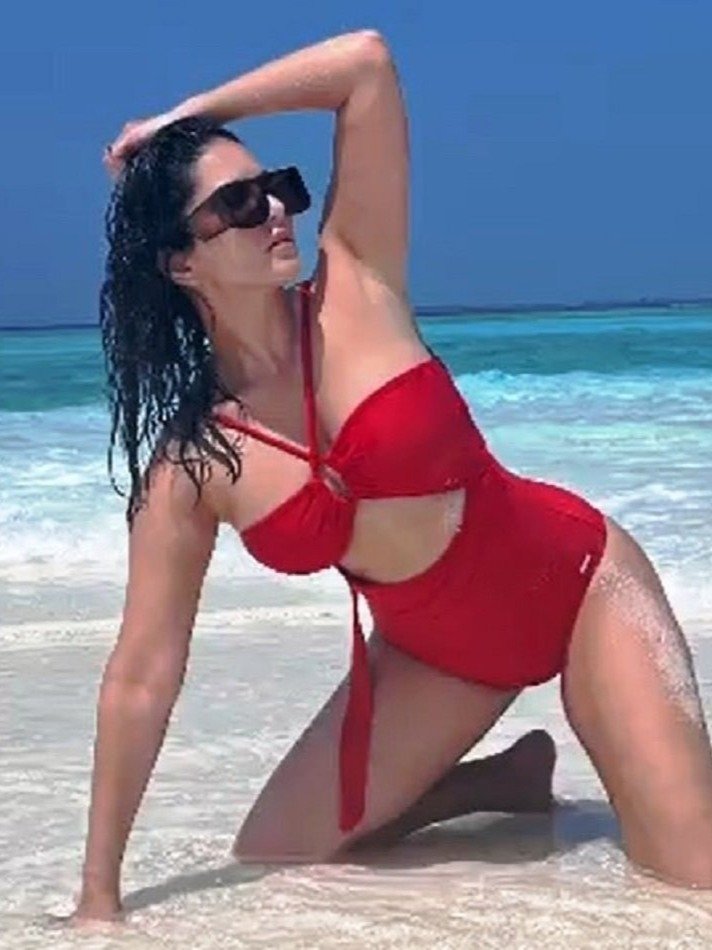 रेड बिकिनी पहन सनी लियोनी ने समुद्र किनारे लगाई दौड़