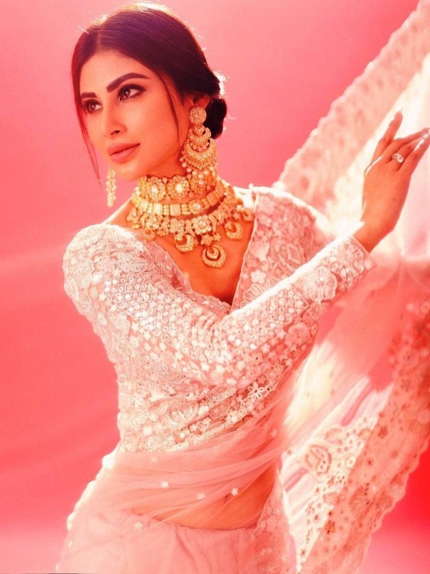 ब्राइडल लुक में मौनी की कातिलाना अदाएं