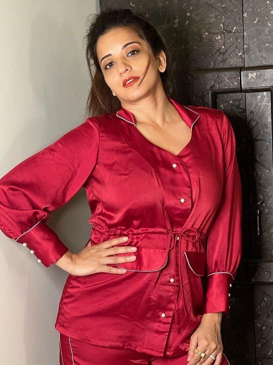 मोनालिसा के हेयर स्टाइल ने खींचा फैन्स का ध्यान