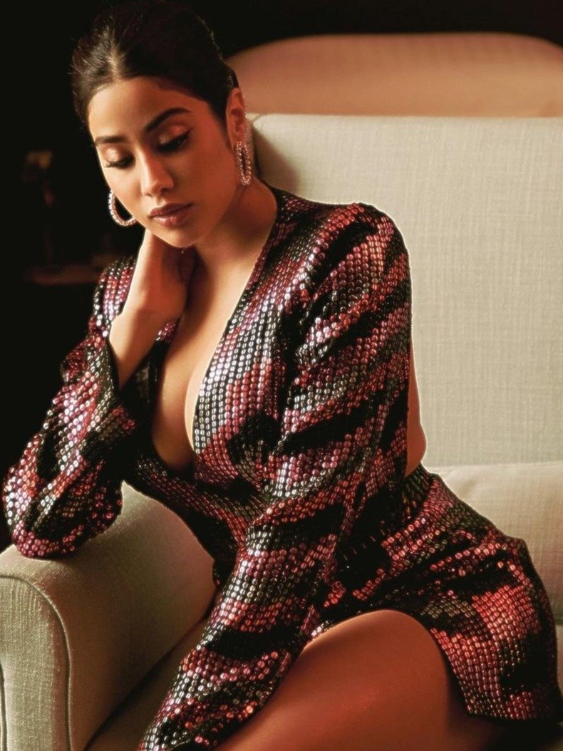 डीप नेक मिनी ड्रेस में जाह्नवी, क्रेजी हुए फैंस 