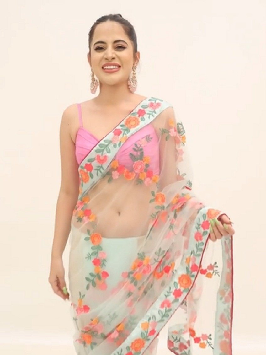 उर्फी को ट्रांसपेरेंट साड़ी में देख फैन्स बोले संस्कारी!