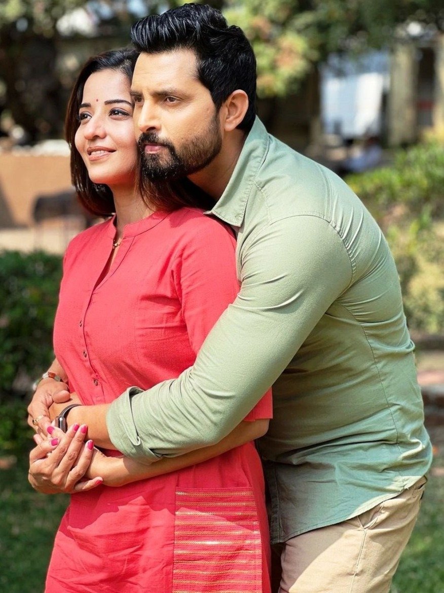 प्यार भी, तकरार भी...मोनालिसा ने शेयर किया कपल लव