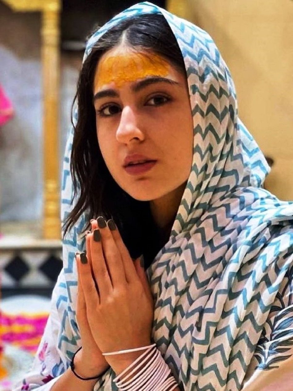 माथे पर चंदन, भक्ति में लीन, द्वारका मंदिर में दिखीं सारा 