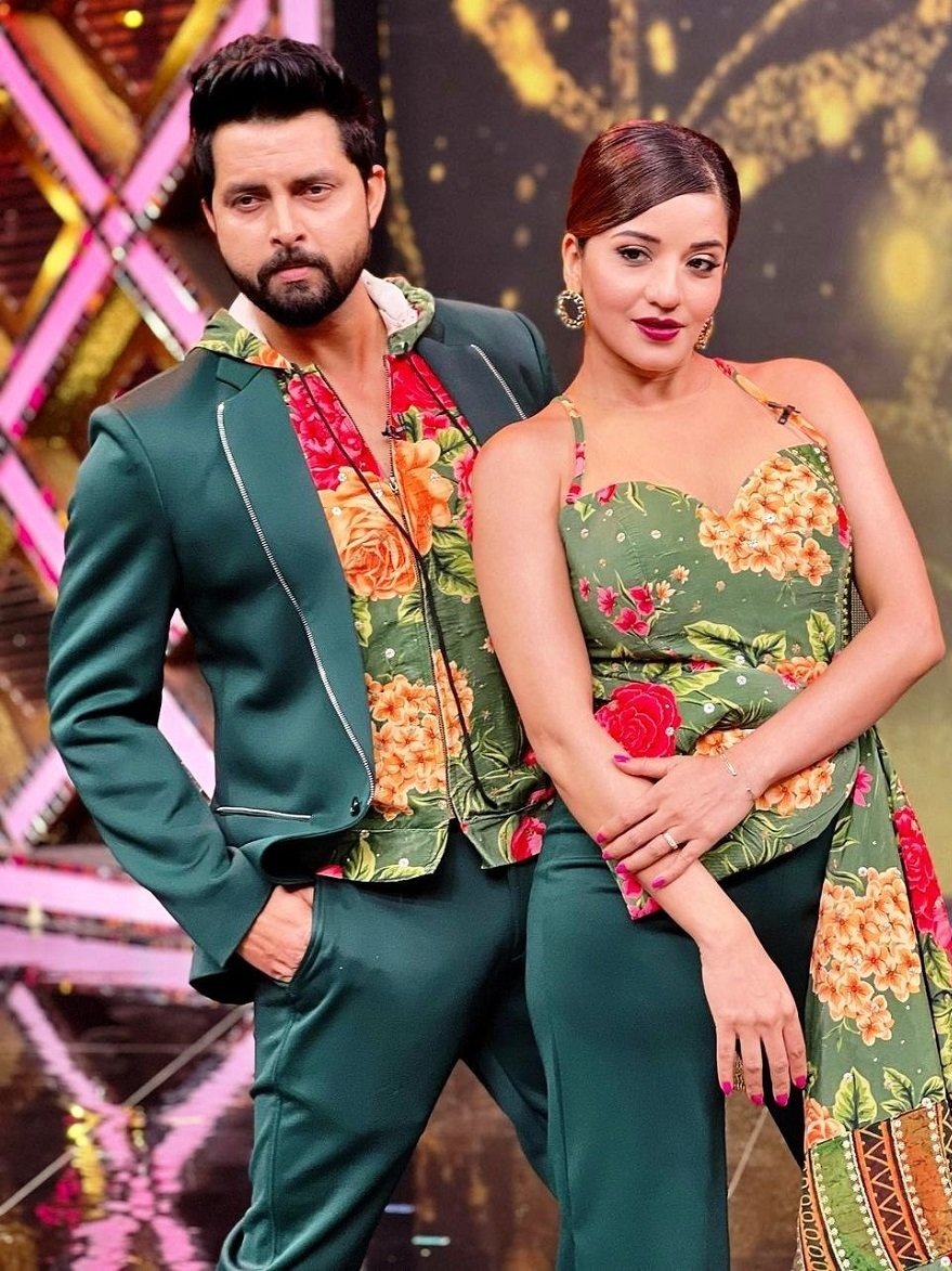 मोनालिसा को याद आया बचपन, पति बने स्कूल बॉय