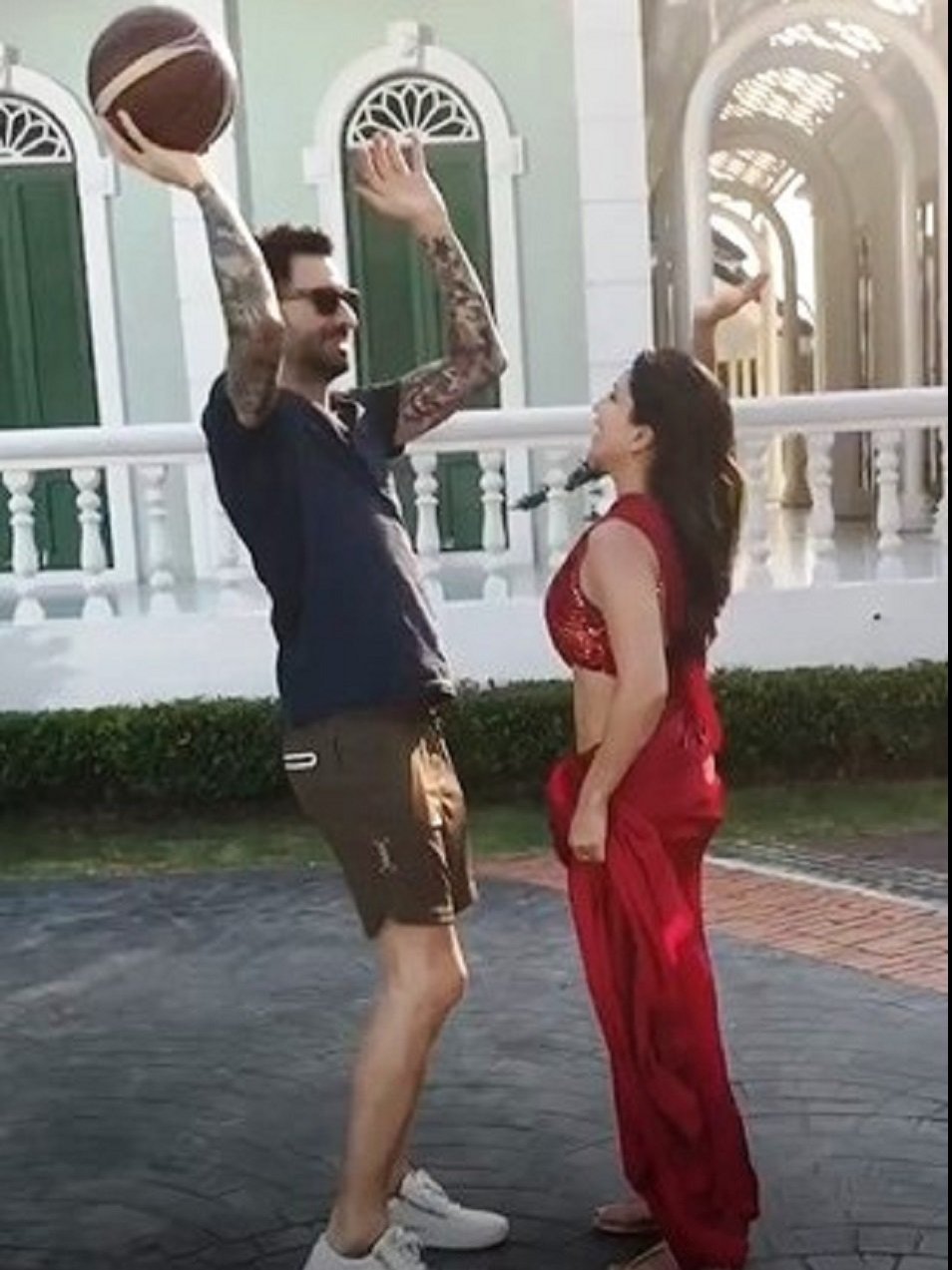 साड़ी पहन बास्केटबॉल खेलती नज़र आईं सनी 