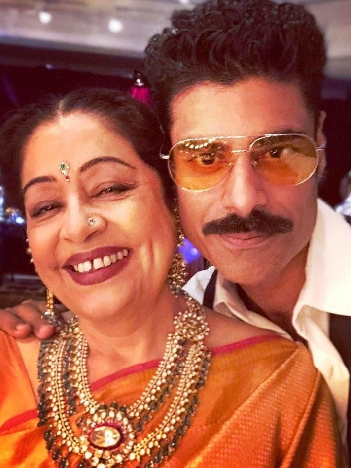 बेटे की गोद में बैठी दिखीं किरण, देखें मां-बेटे का क्यूट मूमेंट