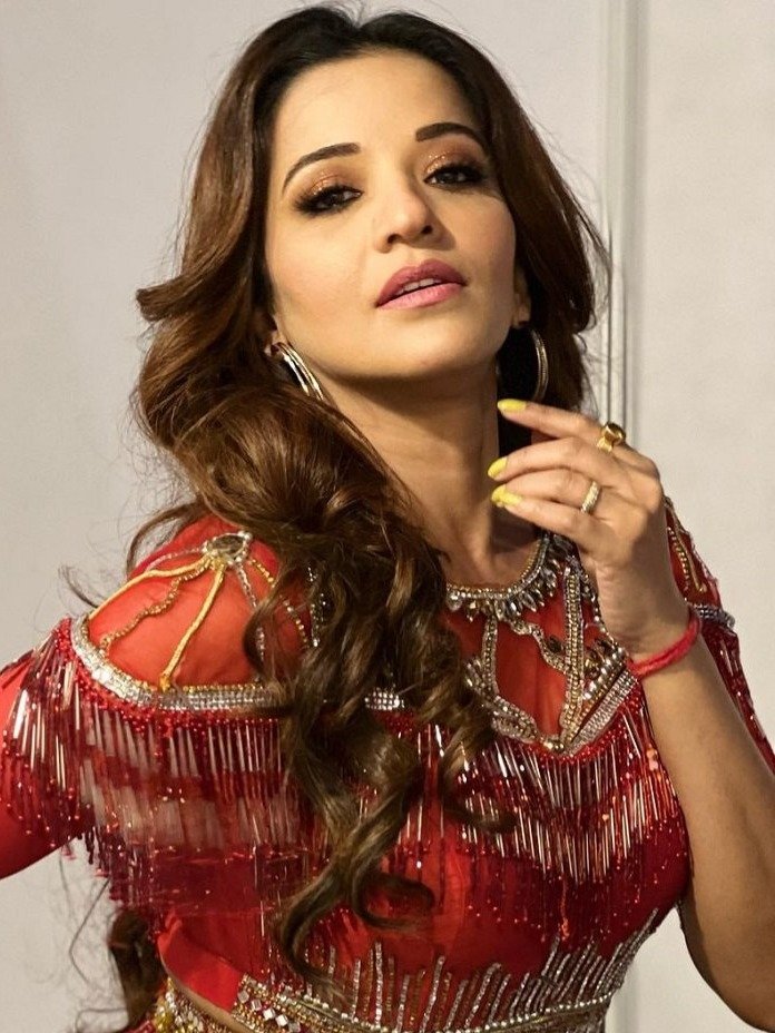 मोनालिसा ने इन सिजलिंग तस्वीरों से मचाई तबाही