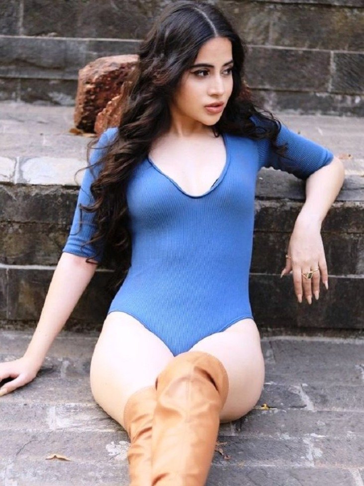 ब्लू मोनोकिनी पहन उर्फी जावेद ने दिए ऐसे स्टाइलिश पोज