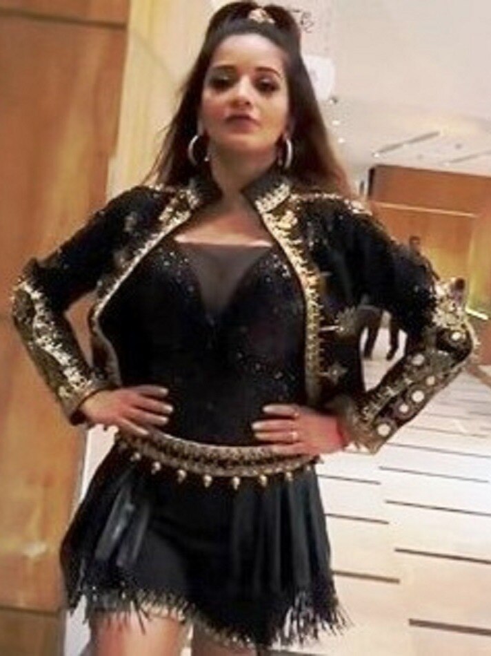 मोनालिसा ने कहा- मैं हीरोइन हूं, यूं दिखाईं अदाएं