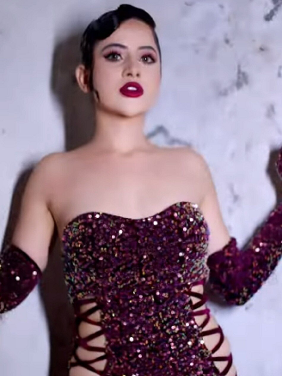 उर्फी ने ऑफ शोल्डर शिमरी ड्रेस में ढाया कहर