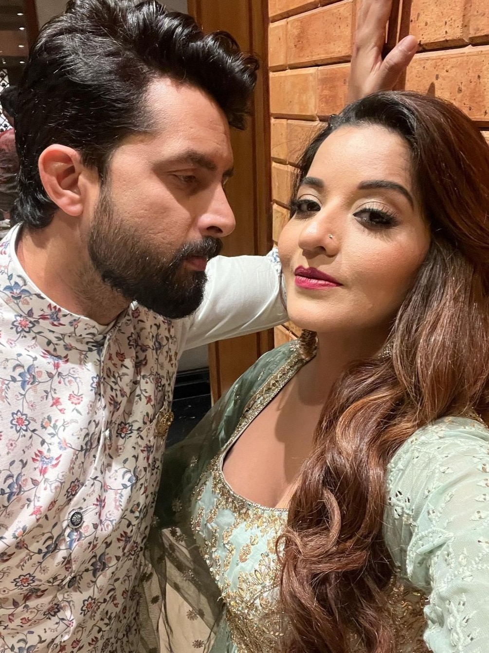 बाबा सिद्दीकी की इफ्तार पार्टी में मोनालिसा ने लूटी महफिल!