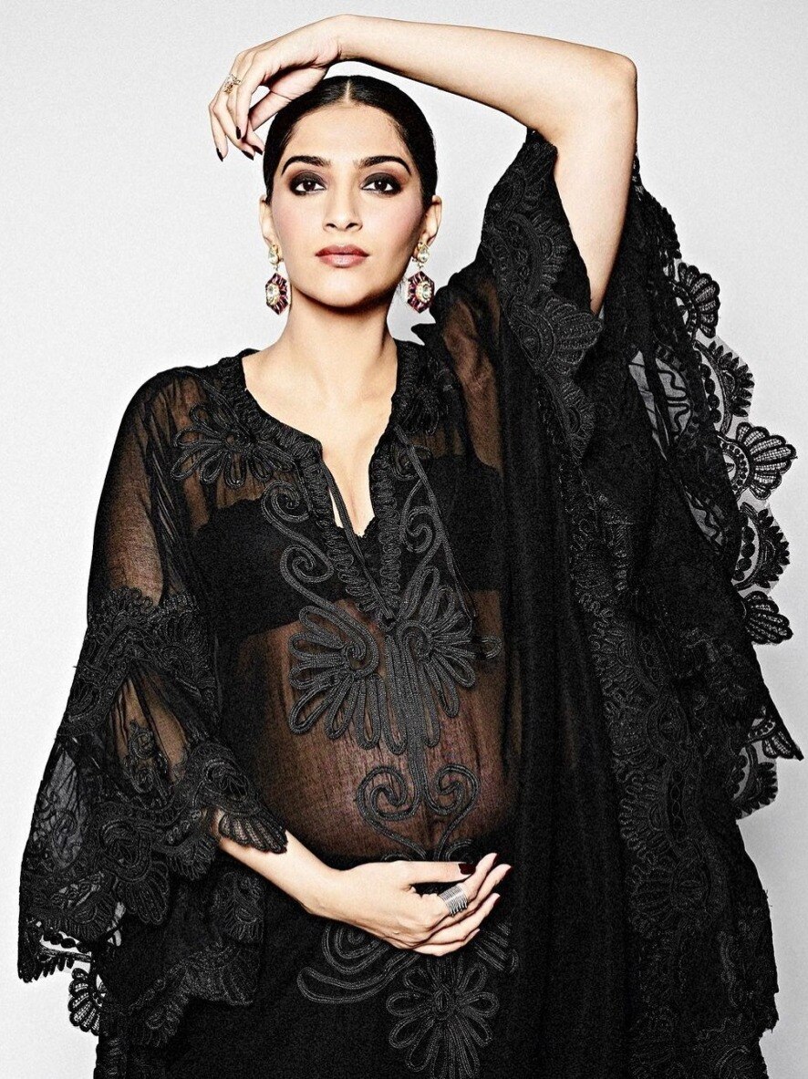 सोनम कपूर ने फिर फ्लॉन्ट किया बेबी बंप, तस्वीरें वायरल