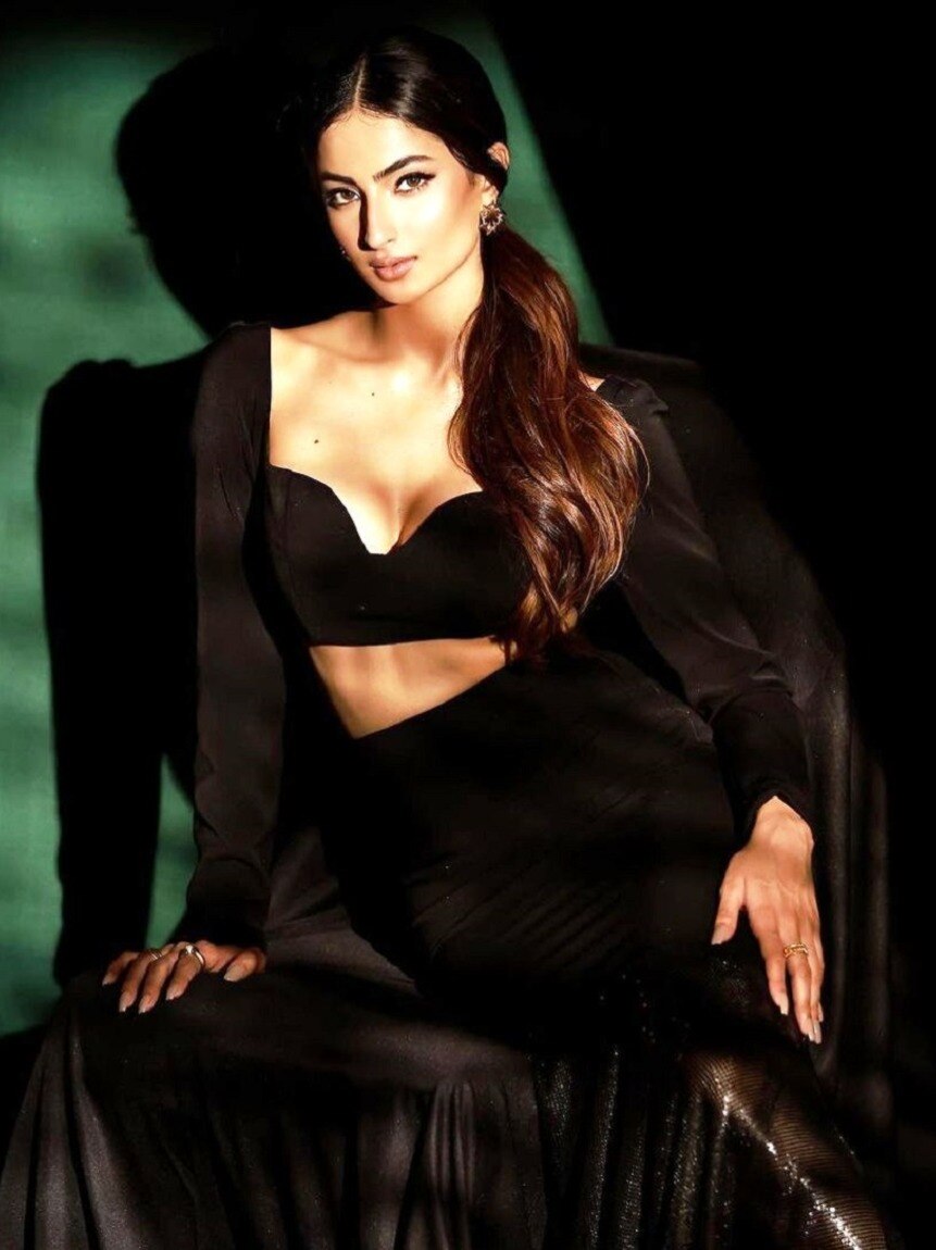 पलक तिवारी ने ब्लैक ड्रेस पहन दिए ऐसे किलर पोज