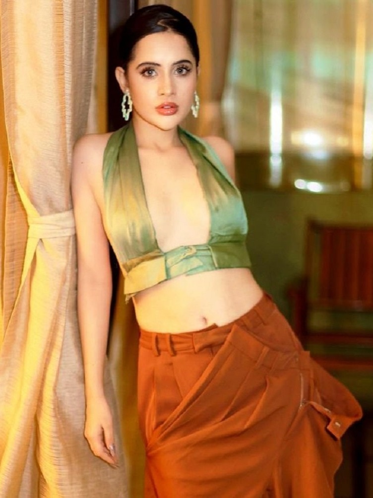 अब ब्रालेट संग दो पैंट पहनकर सामने आईं उर्फी