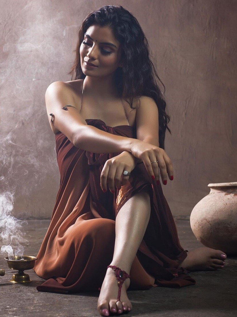 ब्राउन मैक्सी पहन 'गंदी बात' एक्ट्रेस ने दिए सिजलिंग पोज