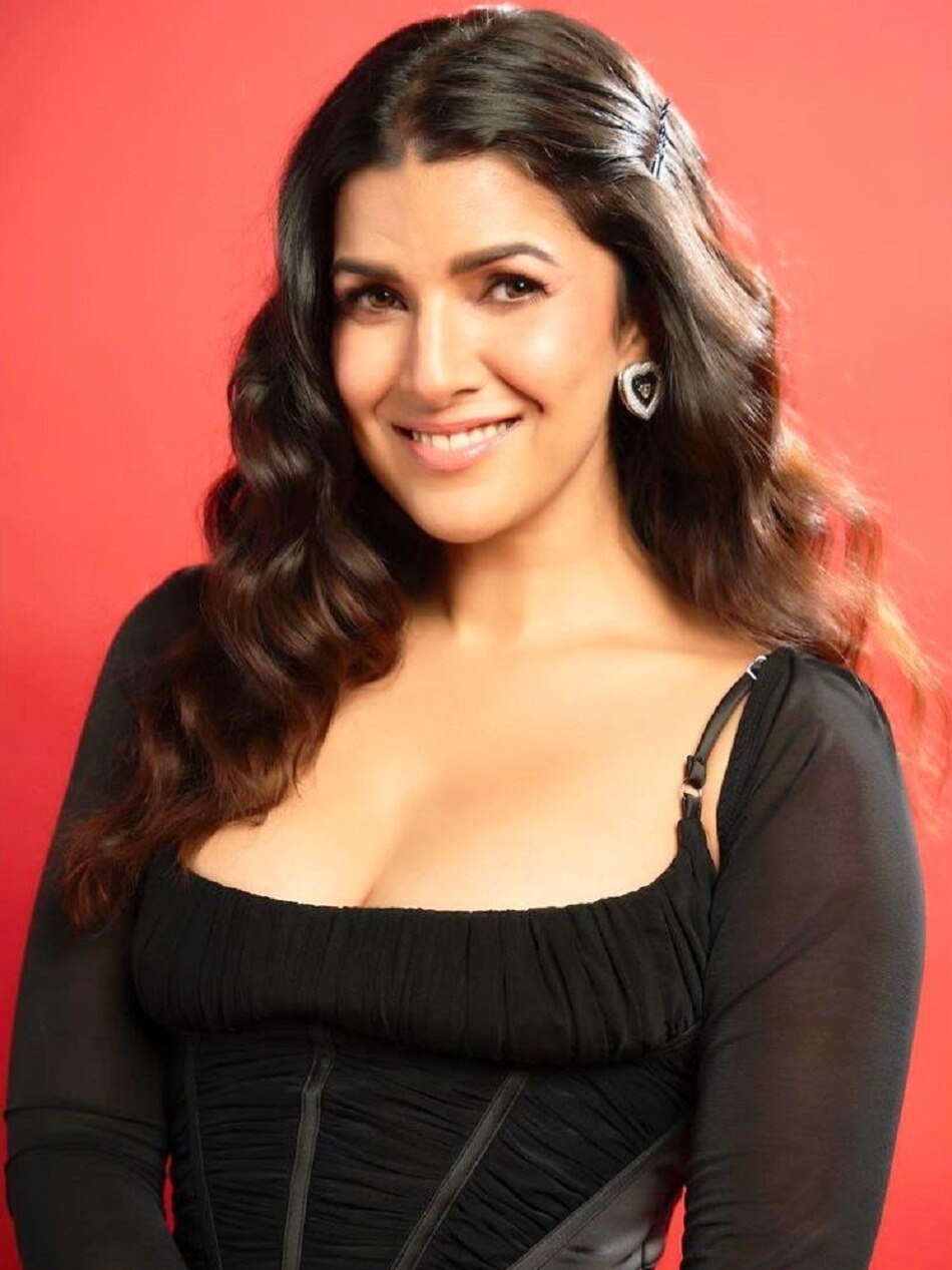 निमरत कौर की इस ड्रेस पर क्यों मचा बवाल?