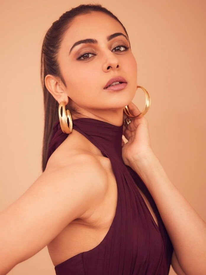 क्रॉप टॉप पहन रकुल प्रीत ने यूं दिए ग्लैमरस पोज