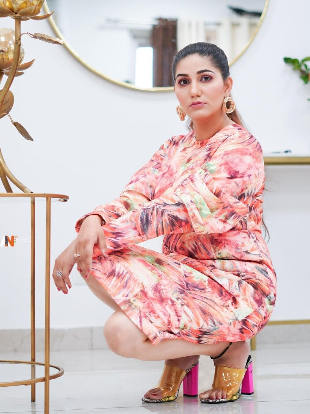 देसी अंदाज छोड़कर वेस्टर्न लुक में दिखीं सपना