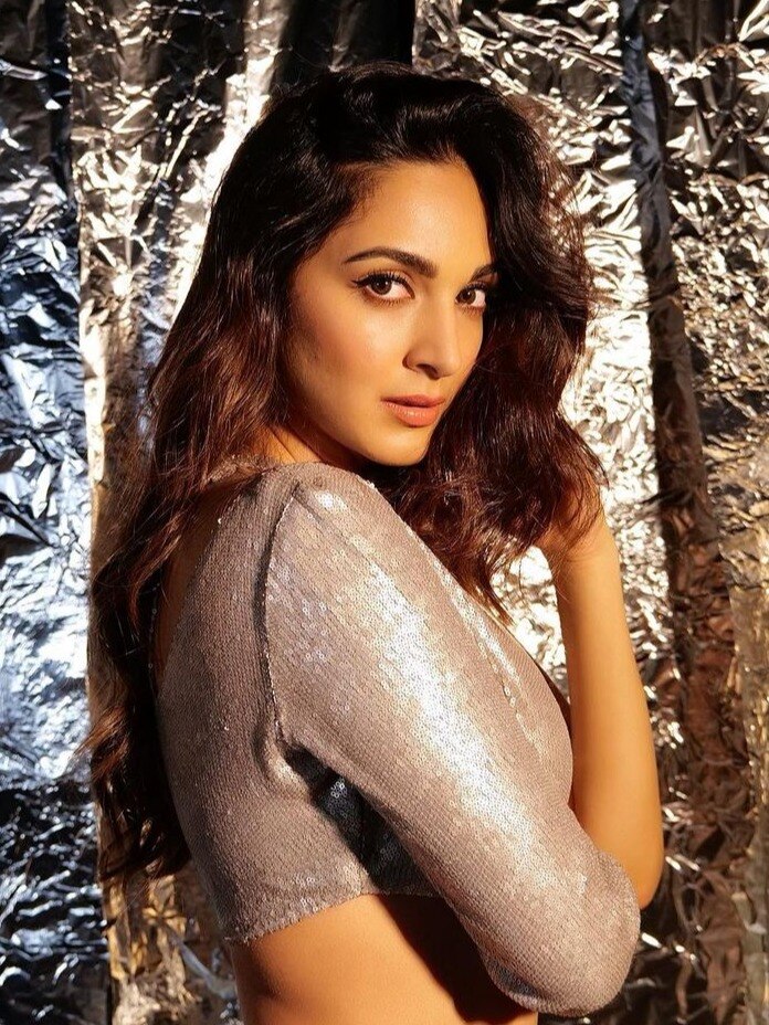 स्लिट ड्रेस-हाई हील्स में कियारा का गॉर्जियस लुक