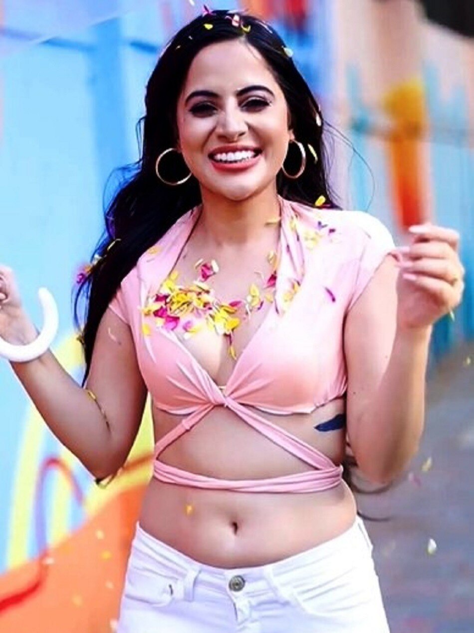 उर्फी का दिलकश अंदाज, खुद पर यूं बरसाए फूल