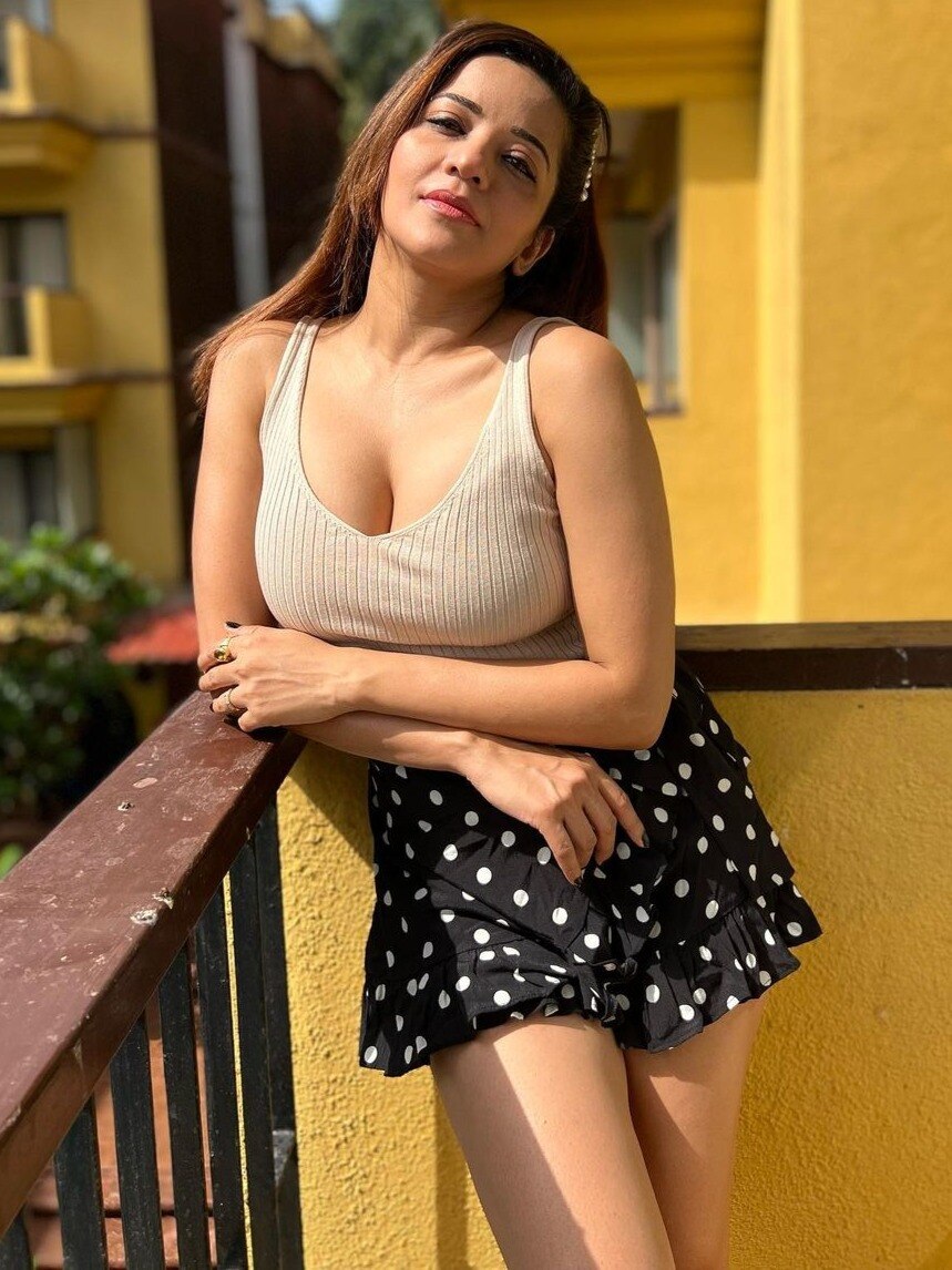 गोवा में मोनालिसा की मस्ती, मिनी स्कर्ट में बिखेरे जलवे