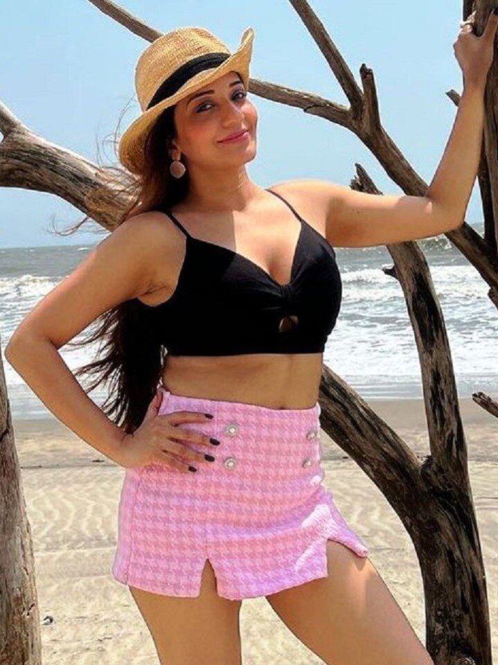 मोनालिसा ने गोवा में समंदर किनारे दिए ऐसे-ऐसे पोज़