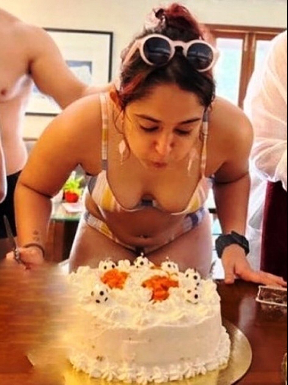 आमिर की बेटी ने बिकिनी पहनकर काटा बर्थडे केक